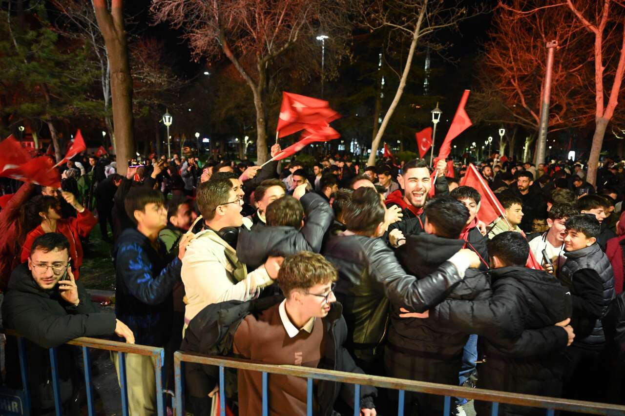 24 yılın ardından gelen zafer Konya’da dev ekranda verildi 6